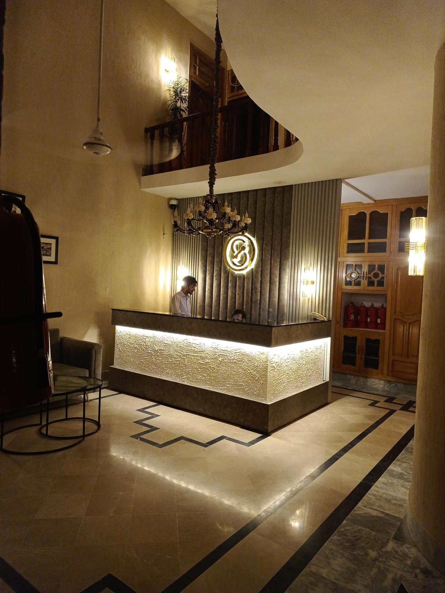 Hotel Vip Express Péšávar Exteriér fotografie