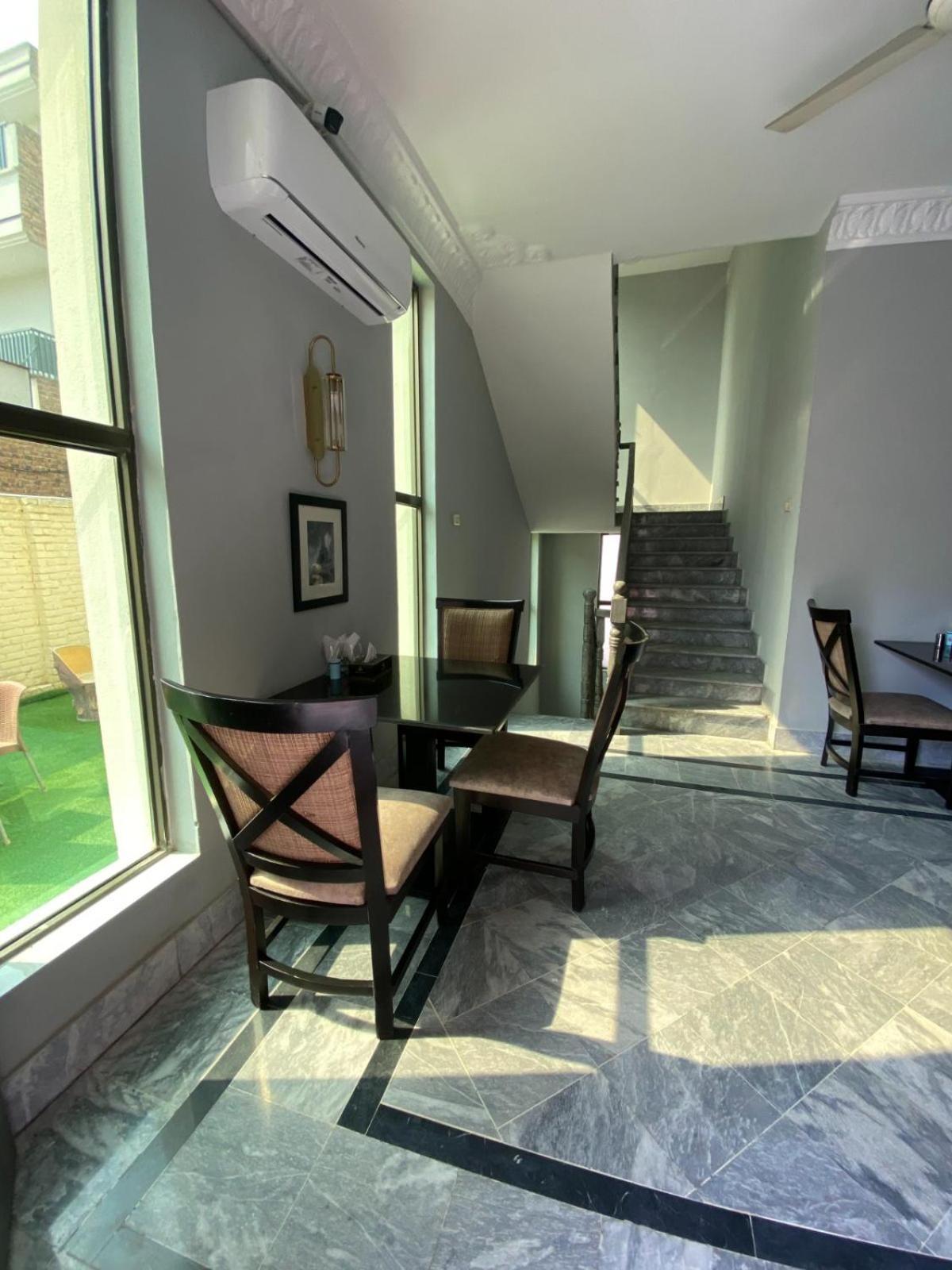Hotel Vip Express Péšávar Exteriér fotografie