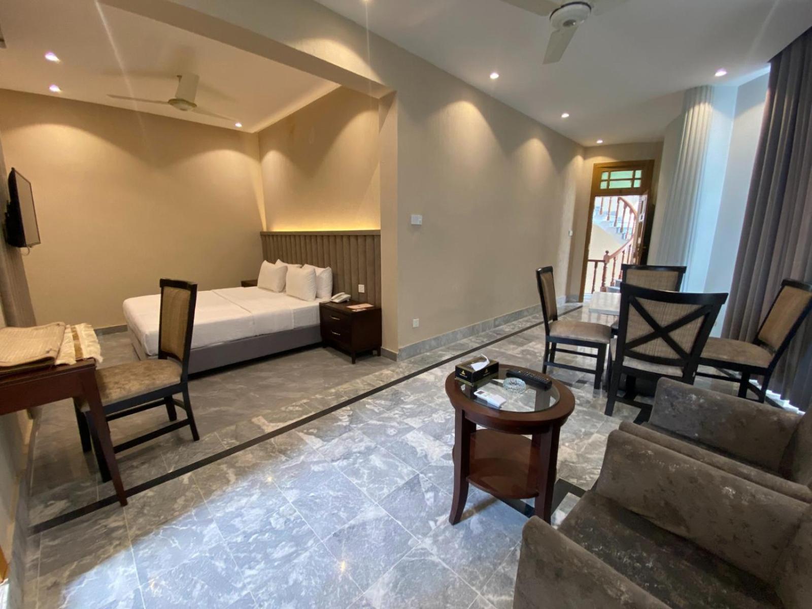 Hotel Vip Express Péšávar Exteriér fotografie
