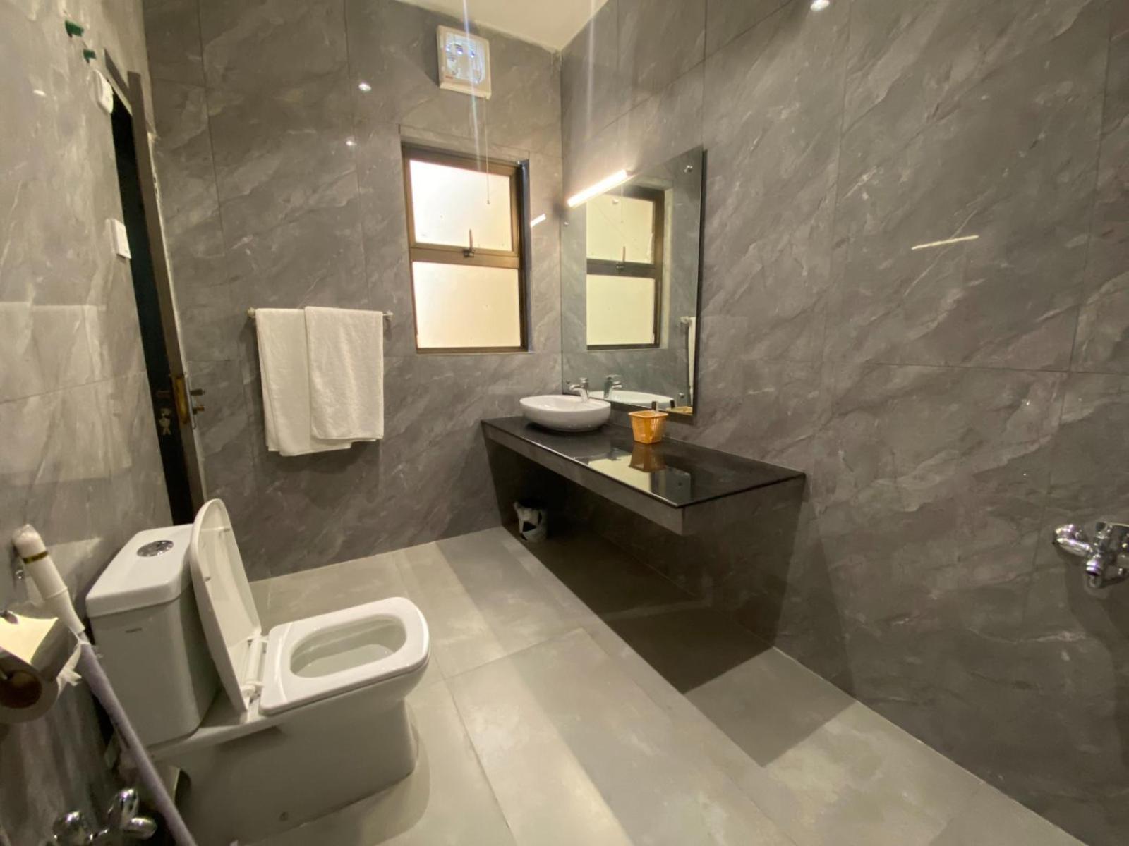 Hotel Vip Express Péšávar Exteriér fotografie