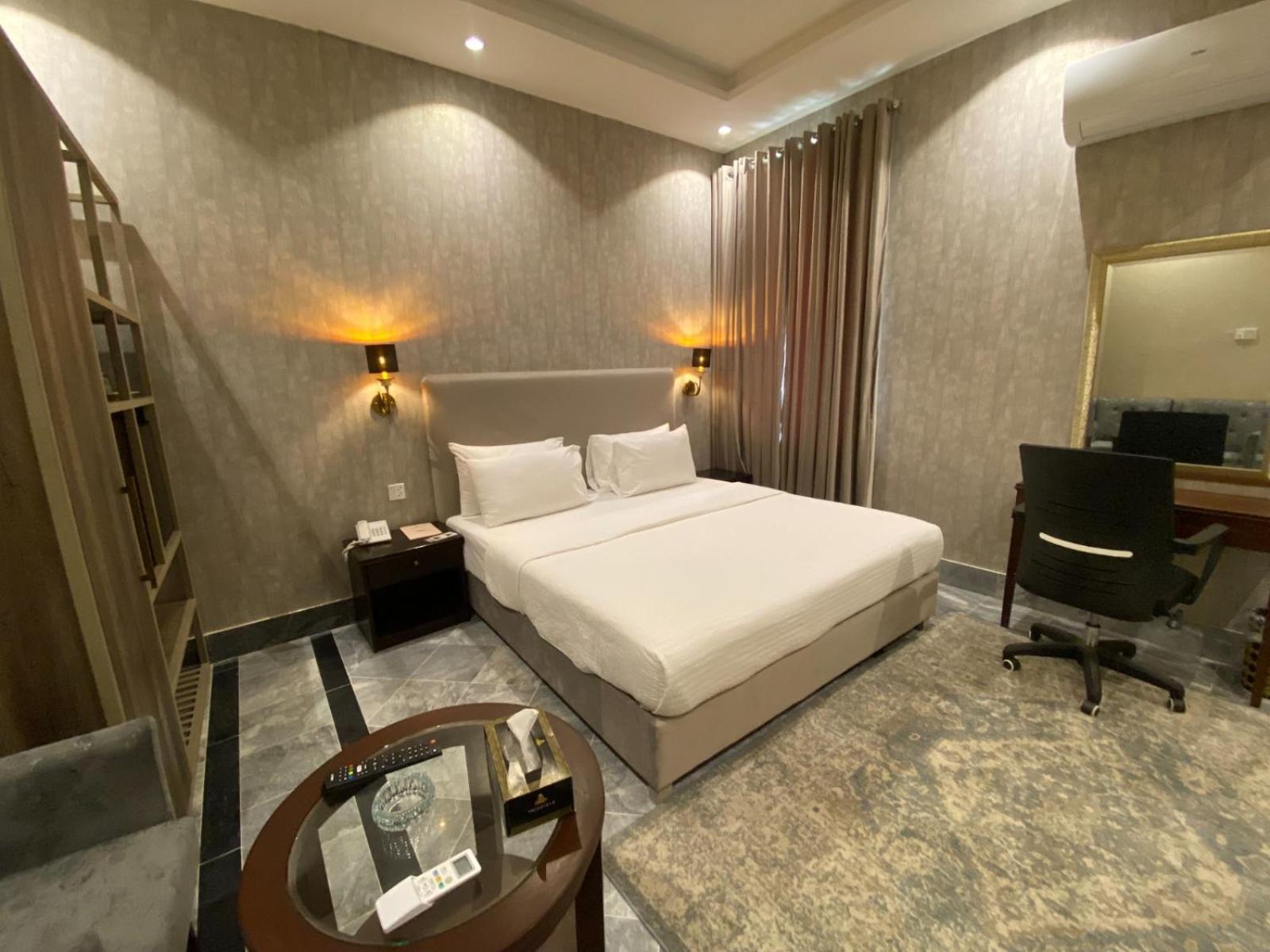 Hotel Vip Express Péšávar Exteriér fotografie